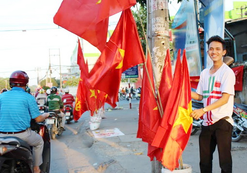 Một điểm bày bán cờ trên đường Nguyễn Ái Quốc (TP. Biên Hòa)