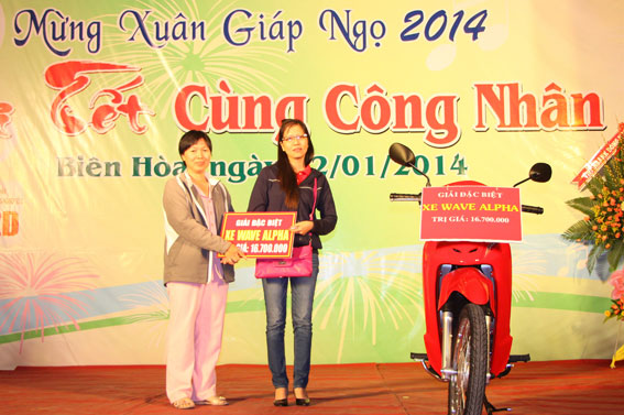  Chị Mai Thị Bình (bìa phải) may mắn là chủ nhân của chiếc xe máy