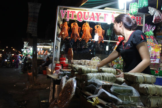 Nhiều tiểu thương tại chợ Thái Bình (Biên Hòa) mở cửa đến 11 giờ đêm giao thừa