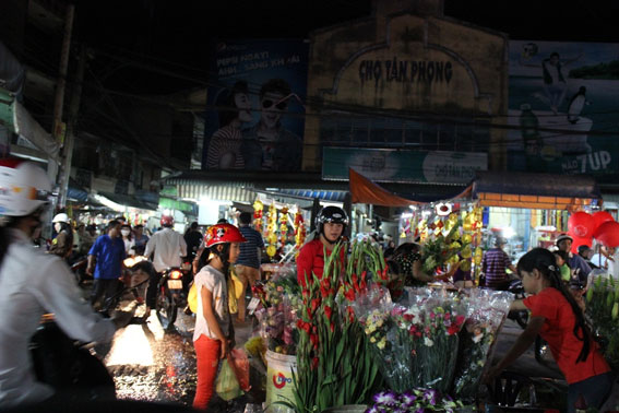 chợ Tân Phong (Biên Hòa) vẫn khá tấp nập lúc gần 9 giờ tối