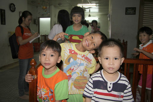 Những khuôn mặt vui tươi của các em nhỏ tại Trung tâm Huấn nghệ cô nhi Biên Hòa đón giao thừa.