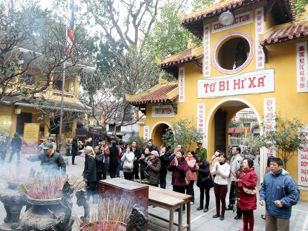 Người dân đi lễ đầu năm tại chùa Quán Sứ. (Ảnh: TTXVN)