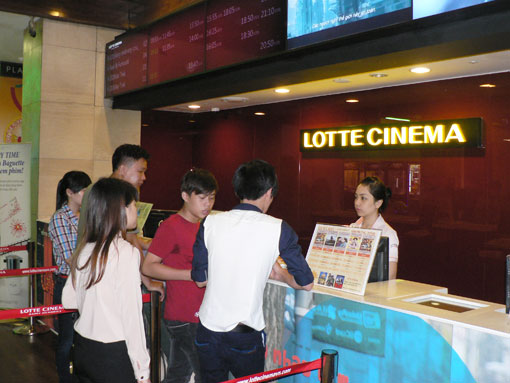 Khách đến mua vé xem phim tại Lotte cinema