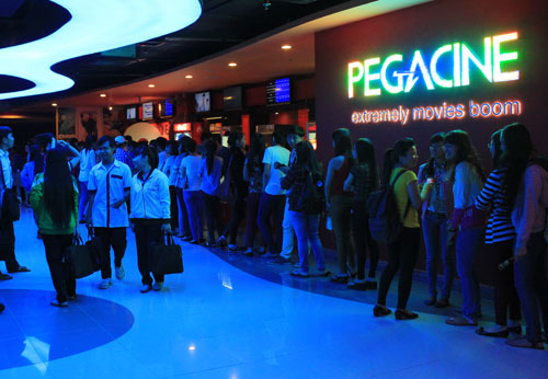 Rất đông khách xếp hàng mua  vé xem phim tại PegaCine.