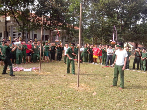 Trò chơi bịt mắt đập niêu rất hấp dẫn, thú vị đối với các chiến sĩ trẻ.