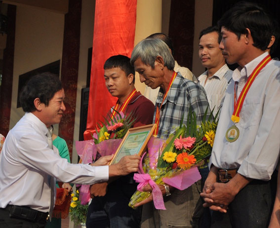 Phó chủ tịch UBND tỉnh Nguyễn Thành Trí trao các giải vàng cho nghệ nhân đạt giải tại Hội hoa xuân Trấn Biên 2014