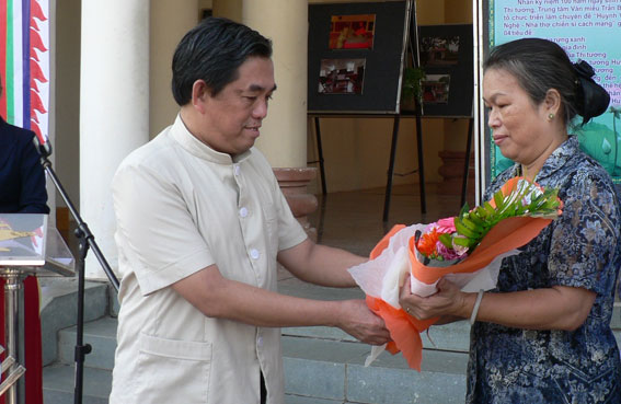 Trưởng ban Tuyên giáo Tỉnh ủy Huỳnh Văn Tới tặng hoa cho bà Huỳnh Thị Thành (con gái út của Thi tướng Huỳnh Văn Nghệ).
