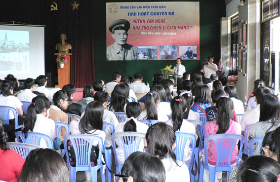  Báo cáo viên Bùi Quang Huy đang trình bày về cuộc đời, sự nghiệp Thi tướng Huỳnh Văn Nghệ.