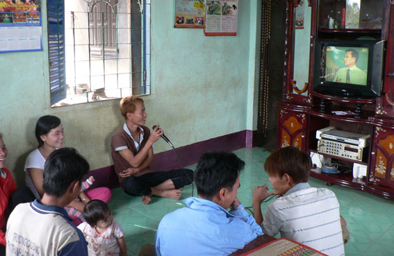 Nam nữ thanh niên dân tộc Chơro tập trung tại nhà già làng Nguyễn Văn Hoằng để sinh hoạt văn nghệ.