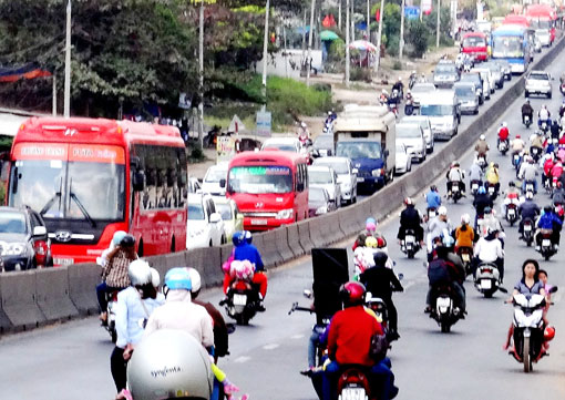 Quốc lộ 1 A đoạn Hố Nai-Trảng Bom vẫn ùn ứ giao thông vì nhiều tài xế ô tô không biết đi vào đường tránh mới được thông xe vào ngày 27 Tết.