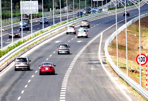 Mồng 6 Tết xe ô tô lưu thông trên đường cao tốc thành phố HCM-Long Thành-Dầu Giây với nhịp độ đều đặn, ít khi vắng xe.