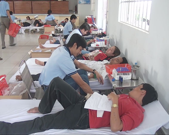 cán bộ, công nhân, viên chức Nông trường Cao su Hàng Gòn tham gia hiến máu nhân đạo.