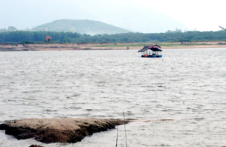 Nước hồ Gia Ui (huyện Xuân Lộc) vẫn còn nhiều hơn so với cùng kỳ năm 2013. Ảnh: H. Giang