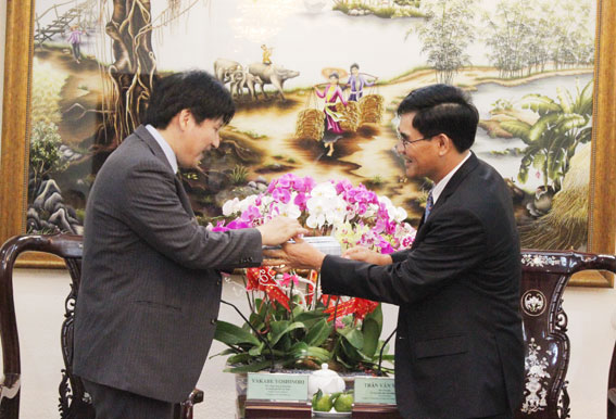 Phó chủ tịch UBND tỉnh Trần Văn Vĩnh tặng quà lưu niệm cho Phó Tổng lãnh sự Nhật Bản tại TP. Hồ Chí Minh Yakabe Yoshinori