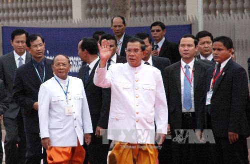 Thủ tướng Chính phủ Campuchia nhiệm kỳ V Hun Sen (phải) trong trang phục nghị sỹ truyền thống đến dự phiên họp đầu tiên của Quốc hội khóa mới. 