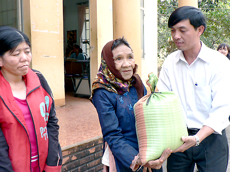 Ông Chử Đức Hương trao quà cho một hộ dân có hoàn cảnh khó khăn trong xã.