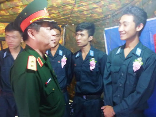 Trung tướng Phan Trọng Nghĩa thăm hỏi tân binh trước lúc lên đường