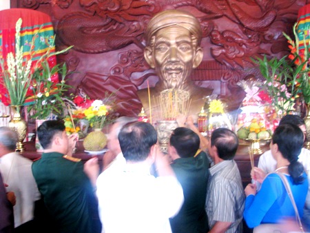 Chính quyền địa phương và đông đảo người dân thắp hương tưởng niệm Thủ khoa Bùi Hữu Nghĩa trong ngày giỗ của ông.