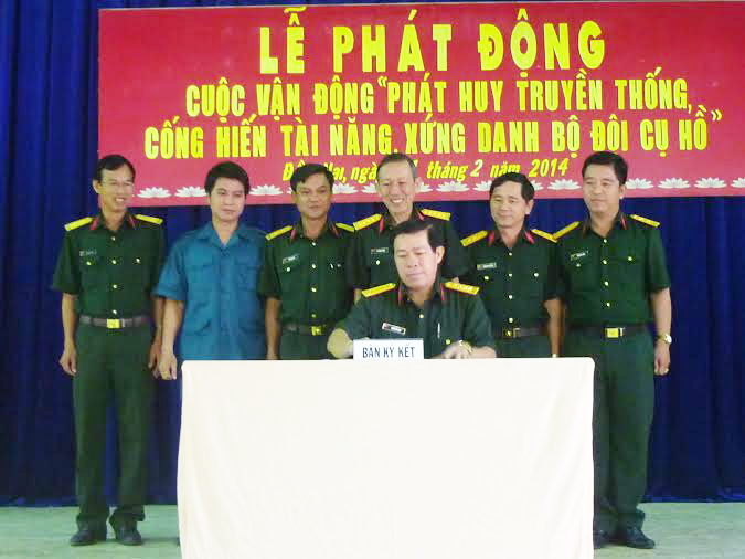 Đại tá Dương Hòa Hiệp ký giao ước thi đua thực hiện cuộc vận động trong toàn LLVT tỉnh