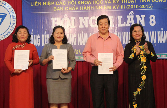  Tiến sĩ Nguyễn Thị Thu Lan trao quyết định kết nạp 3 hội thành viên mới