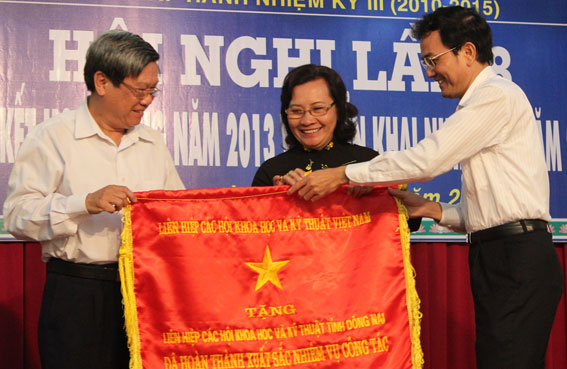 Phó chủ tịch Võ Văn Chánh trao tặng cờ thi đua xuất sắc của LHH Việt Nam cho tập thể LHH tỉnh.