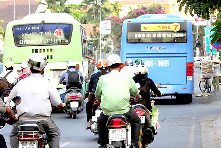 Xe buýt chạy chen nhau trong nội ô TP.Biên Hòa.