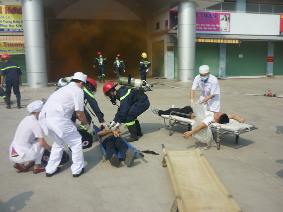 Lực lượng diễn tập cứu người bị nạn trong đám cháy