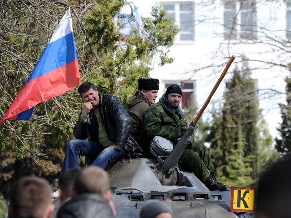 Lực lượng tự vệ Crimea sau khi giành quyền kiểm soát trụ sở Bộ chỉ huy hải quân Ukraine tại thành phố Sevastopol ngày 19/3. (Nguồn: AFP/TTXVN)