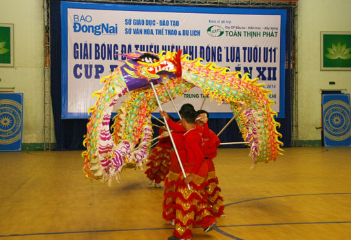 Tiết mục múa rồng của đội lân Tam Hòa Đường biểu diễn tại lễ khai mạc