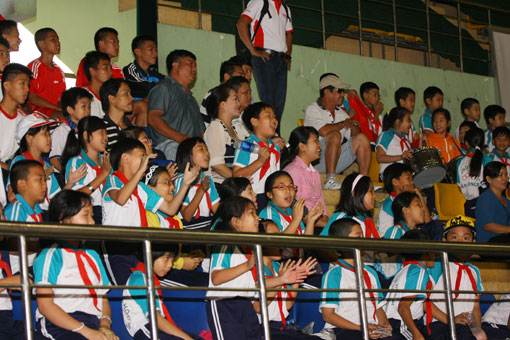 Đông đảo các em học sinh Biên Hòa cổ vũ nhiệt tình trên khán đài