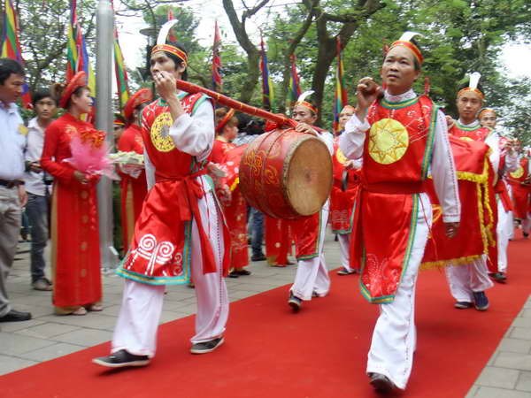Đoàn dâng hương các Vua Hùng - Lễ hội Đền Hùng 2013. (Ảnh: TTXVN)