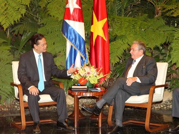 Thủ tướng Nguyễn Tấn Dũng và Chủ tịch Raul Castro Ruz hội đàm tại Cung Cách mạng ở thủ đô La Habana. (Ảnh: TTXVN)