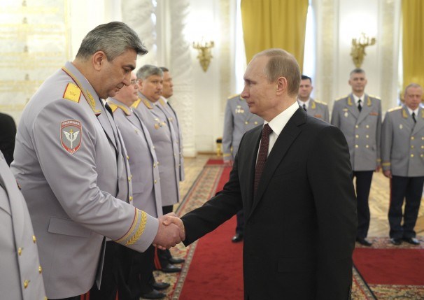 Tổng thống Nga Vladimir Putin khen quân đội Nga đã giúp tránh đổ máu ở Crimea (Nguồn: RIA)