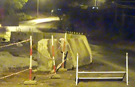 Quốc lộ 20,  đoạn qua địa bàn huyện Định Quán thi công có chướng ngại khoảng ½ mặt đường, nhưng không có đèn chớp cảnh báo (ảnh chụp đêm 24-3). Ảnh T.Toàn