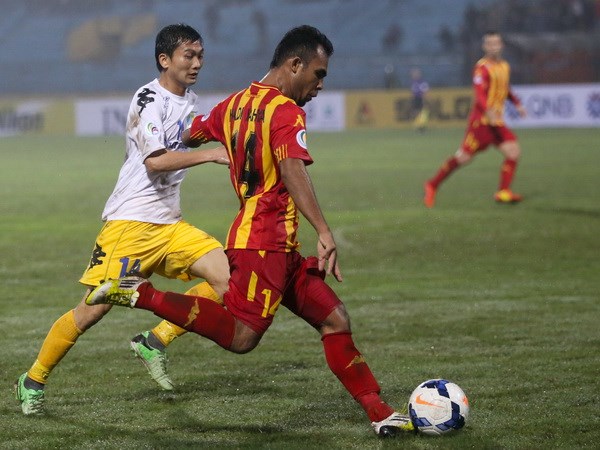 Hồng Tiến không cản được các cầu thủ Selangor. (Ảnh: Vietnam+)