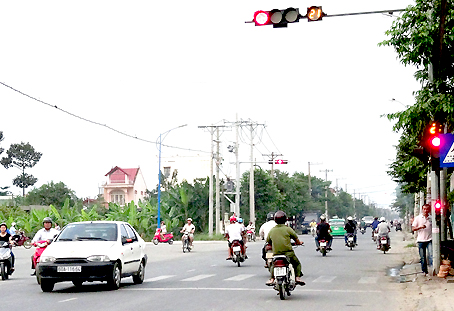 Không có cảnh sát giao thông kiểm tra, người lái ô tô, xe máy tha hồ vượt đèn đỏ (ảnh chụp tại đầu cầu Bửu Hòa, phường Bửu Hòa, TP.Biên Hòa).Ảnh: S.Hoàn