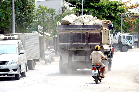 Một xe tải ben chở đá to và đầy nhưng không che chắn, đá có thể rớt xuống đường gây nguy hiểm cho người lưu thông phía sau. Ảnh chụp trên tỉnh lộ 16, đoạn qua xã Hóa An (TP.Biên Hòa) vào sáng 4-3.