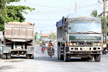 Xe tải ben mang biển số 60S-7531 ngang nhiên đậu giữa đường tỉnh 16 (thuộc địa bàn xã Tân Hạnh, TP.Biên Hòa), chiếm luôn phần đường dành cho xe máy, khiến xe máy lưu thông phải lấn ra làn đường xe ô tô rất nguy hiểm. Ảnh chụp tại xã Tân Hạnh vào chiều 4-3.