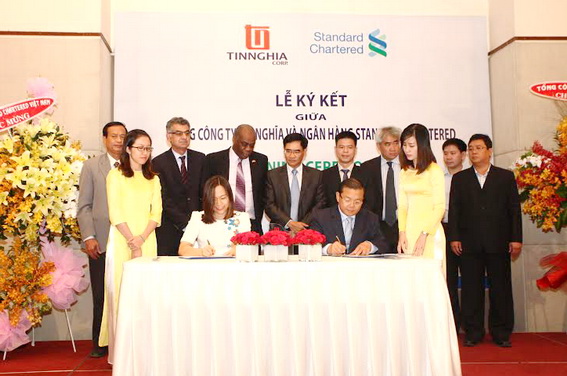 Lễ ký kết tài trợ vốn giữa Ngân hàng Standard Chartered và Tổng công ty Tín Nghĩa 