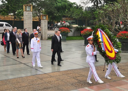 Đoàn đại biểu Liên bang Nga do Bộ trưởng Sergei Lavrov dẫn đầu đặt vòng hoa tại Đài tưởng niệm các Anh hùng Liệt sĩ. - See more at: http://vtv.vn/Thoi-su/Bo-truong-Ngoai-giao-Nga-Sergei-Lavrov-tham-chinh-thuc-Viet-Nam