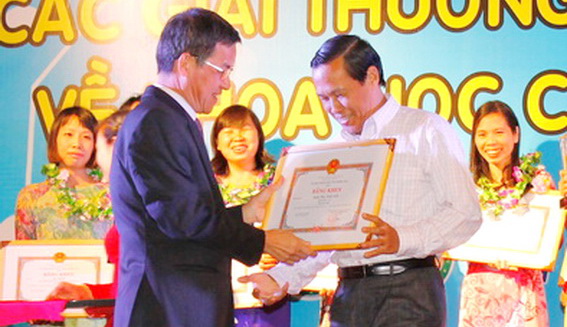 Chủ tịch UBND tỉnh Đinh Quốc Thái trao giải nhất lĩnh vực báo in Giải thưởng Sản phẩm truyền thông KH-CN năm 2013 cho Phó TBT báo Đồng Nai