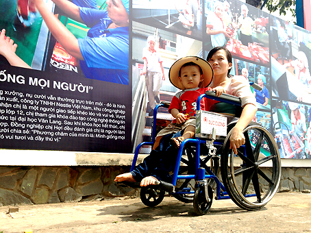 Chị Vũ Thị Kiều Dung và con trai đến tham quan triển lãm trong ngày khai mạc.