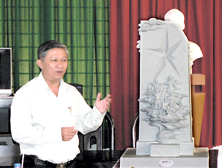 Đồng chí Đặng Mạnh Trung, Phó trưởng Ban Tuyên giáo Tỉnh ủy, thành viên Hội đồng Nghệ thuật tượng đài, tranh hoành tráng tỉnh góp ý cho tác giả về bản phác thảo. 