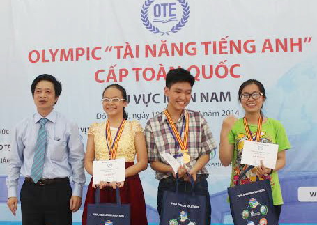 Ông Nguyễn Trọng Hoàn, Phó Vụ trưởng, Vụ Giáo dục Trung học, Bộ GD-ĐT trao giải đặc biệt cho 3 học sinh xuất sắc nhất cuộc thi