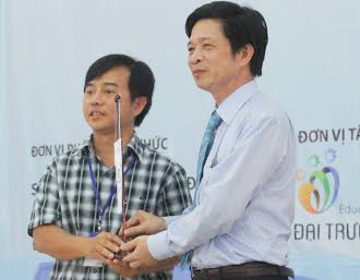 Đại diện Sở GD-ĐT tỉnh Bà Rịa- Vũng Tàu nhận cờ đăng cai tổ chức cuộc thi vào năm 2015