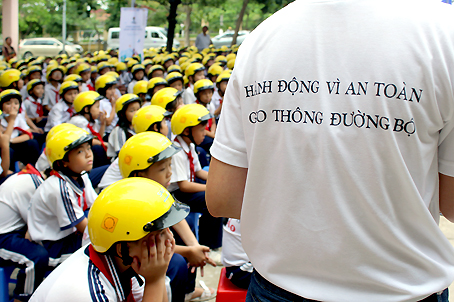 Việc tuyên truyền trên áo thun có thể làm phần quà trong các buổi tuyên truyền về an toàn giao thông (ảnh chụp tại một trường tiểu học tham gia dự án “tặng mũ bảo hiểm cho trẻ em”)