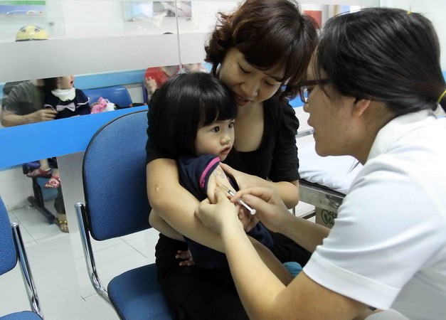 Tiêm vắcxin phòng sởi cho trẻ tại Hà Nội. (Ảnh: TTXVN)