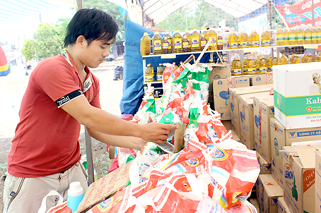 Một gian hàng Việt tại phiên chợ Hàng Việt về nông thôn ở xã Sông Ray, huyện Cẩm Mỹ.