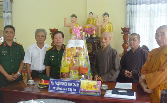 Đại tá Dương Hòa Hiệp thăm và tặng quà cho Ban trị sự Giáo hội phật giáo Việt Nam tỉnh