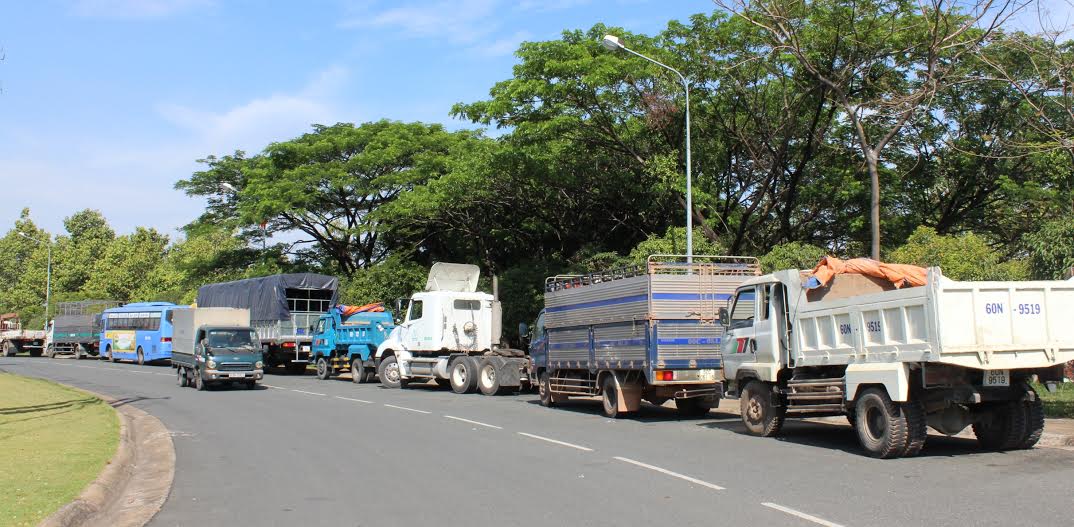 Hàng chục chiếc xe nối đuôi nhau chờ đến lượt kiểm định tại Trung tâm đăng kiểm 60-01S Biên Hòa và cả dọc các tuyến đường vào trung tâm
